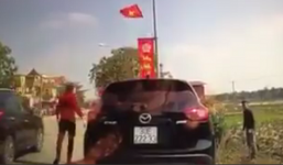 Video: Tạt đầu xe ô tô, 2 thanh niên đi xe máy bị ép lao xuống ruộng